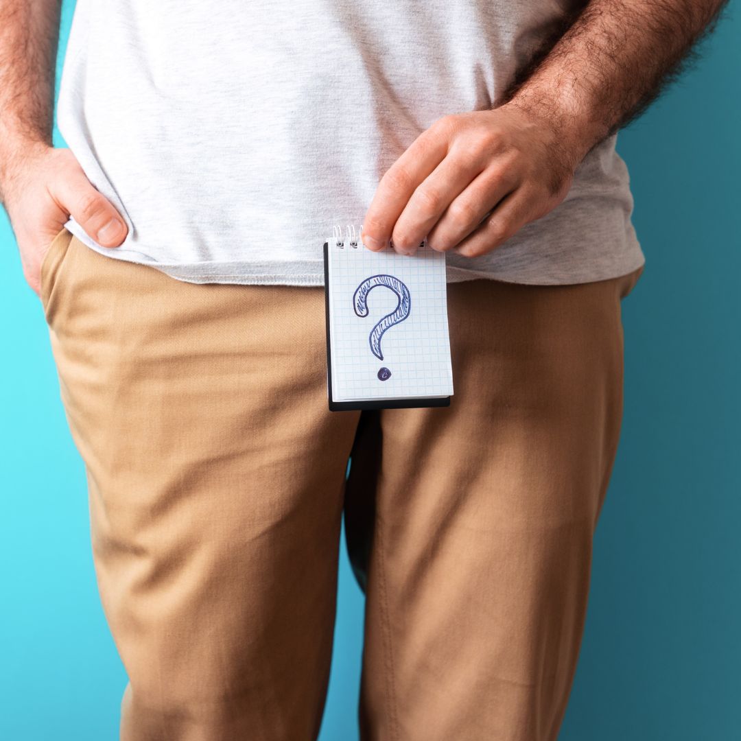 éjaculation précoce à Montpellier -<br />
Homme tenant un carnet avec un point d’interrogation au niveau du bassin